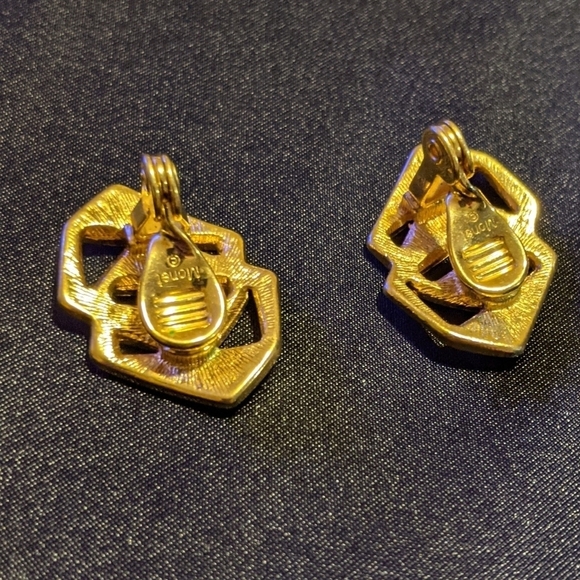 Vintage Monet Clip Earrings Black Enamel Geometric Gold Tone Metal - Picture 4 of 6